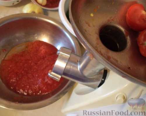 Заполнить банки вымытыми помидорами не до самого верха
