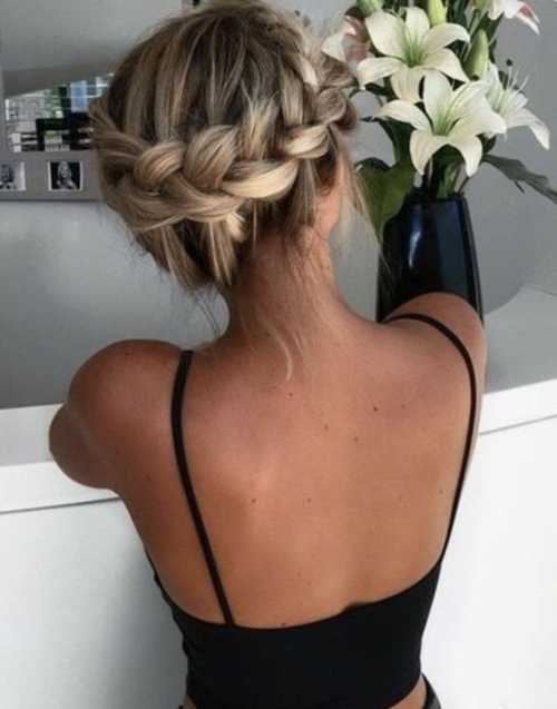 Прнстон коротка стрижка з видовженими пасмами в верхнй частин, як плавно переходять до бльш коротким в област скронь потилиц