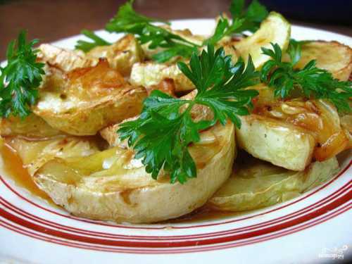 Очистите луковицу и нарежьте мелкими кусочками, тоже всыпьте в фарш