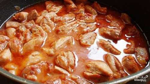 Нарезаем свинину небольшими кусочками произвольной формы, солим, перчим